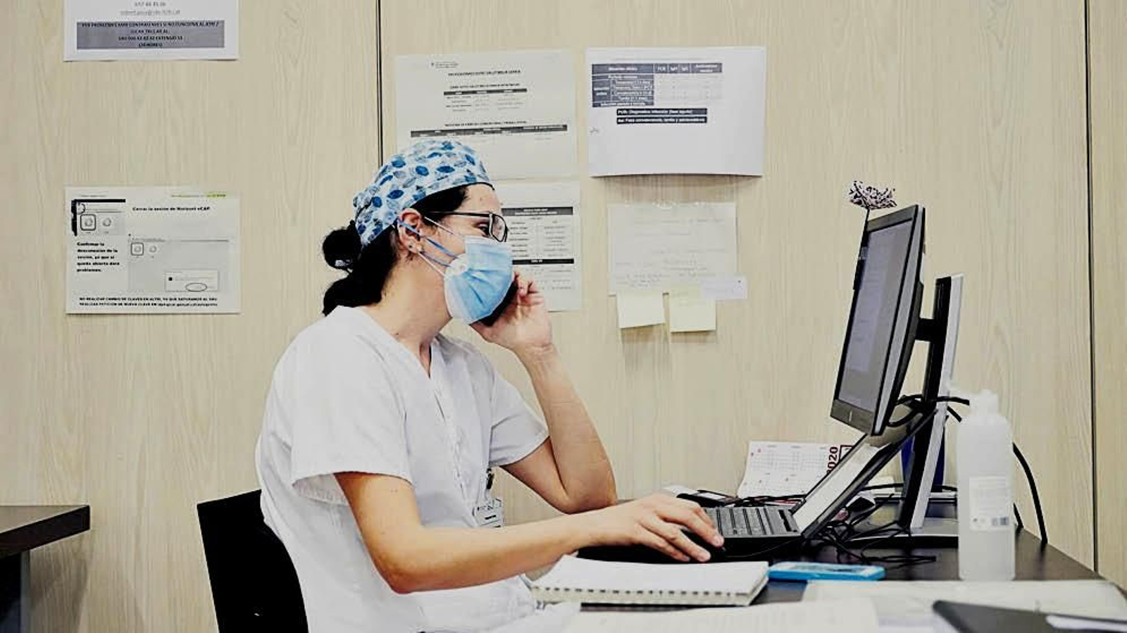 Una médica atendiendo a uno de sus pacientes por teléfono.