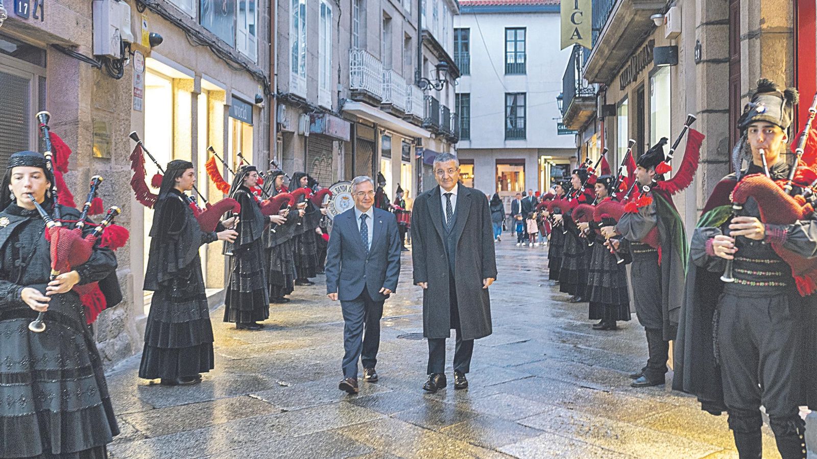 Rafael López recibe el Premio Ouresanía de manos de Luis Menor.
