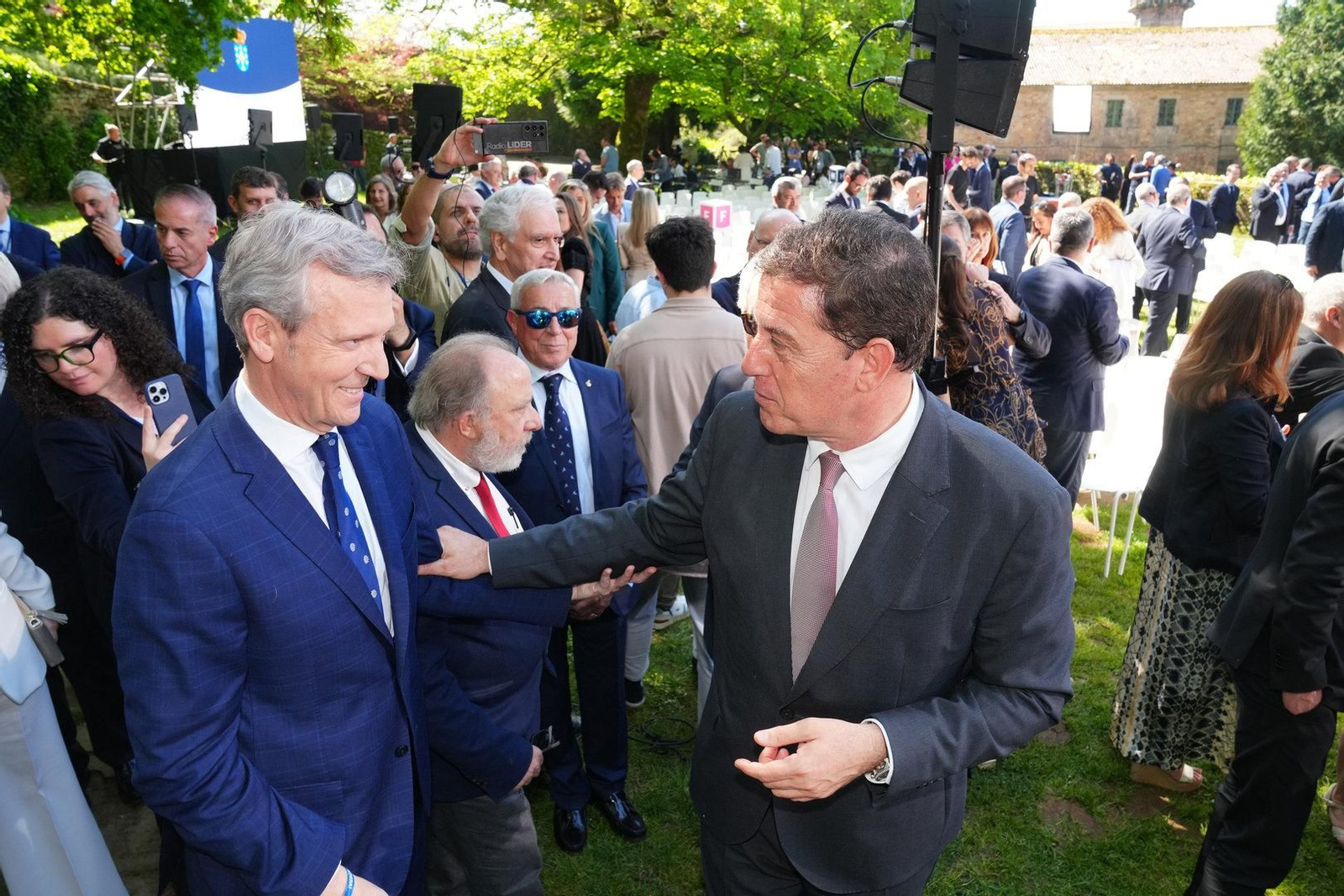 El presidente de la Xunta, Alfonso Rueda y el líder del PSdeG, José Ramón Besteiro.