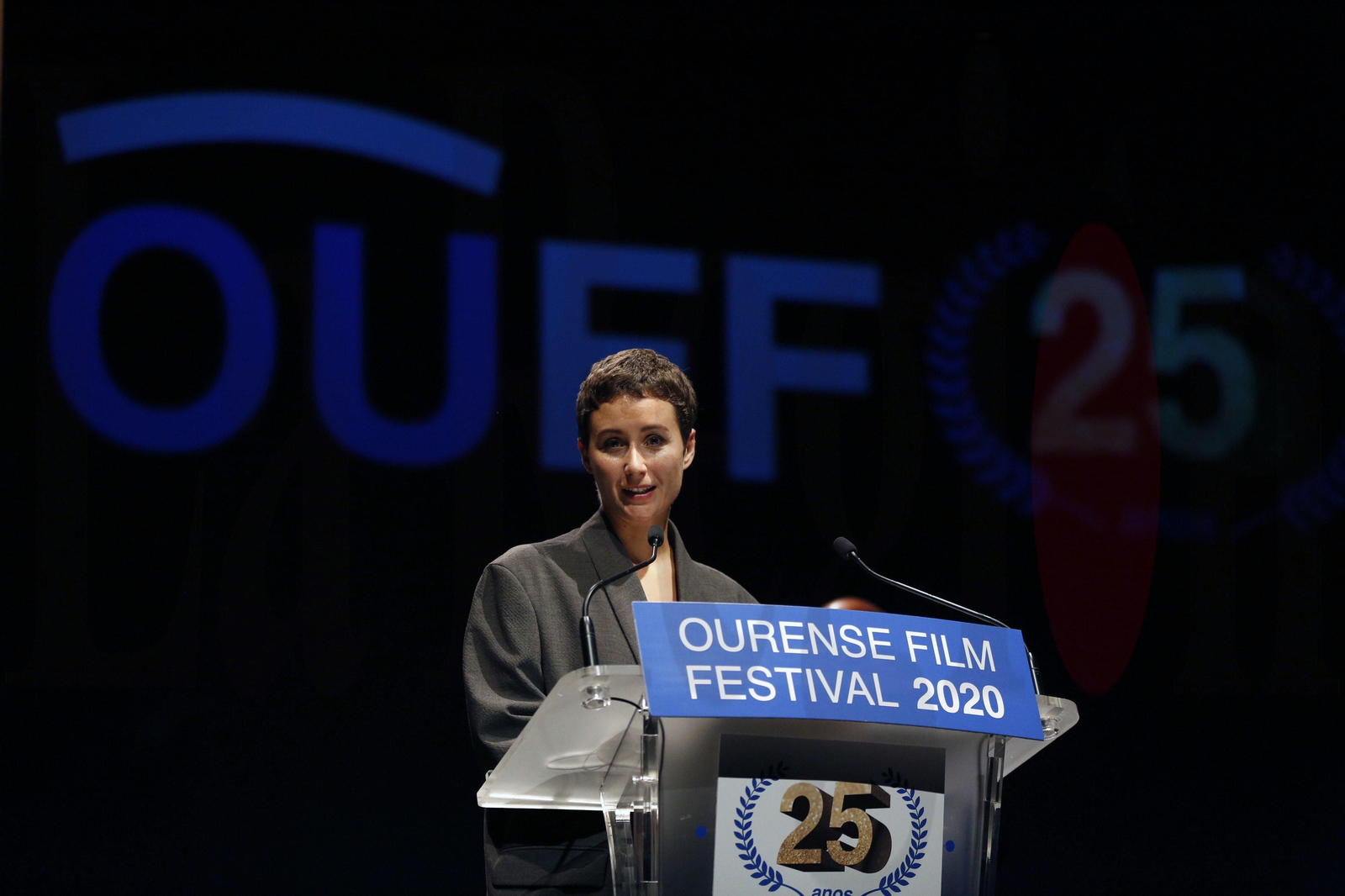 Entrega el premio a Adolfo Domínguez, en manos de Tiziana Domínguez.
Foto: Xesús Fariñas