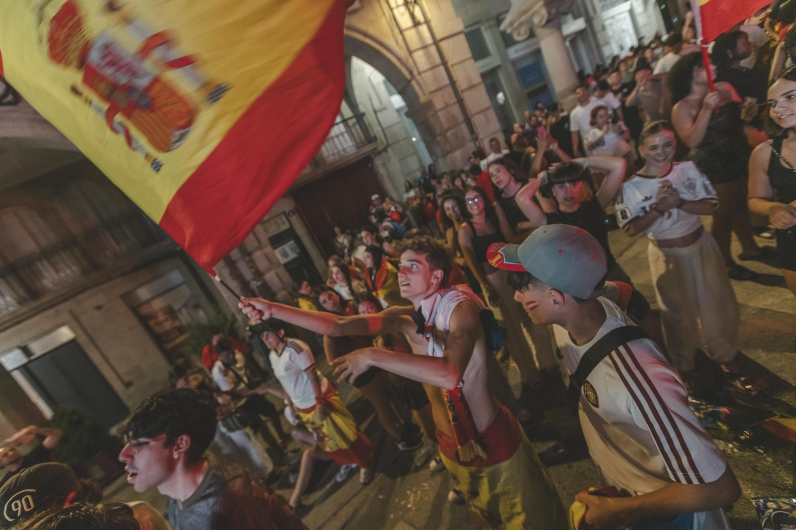 Galería | Camisetas, banderas y las calles de Ourense llenas de emoción por ver a España jugar los cuartos de final, en fotos