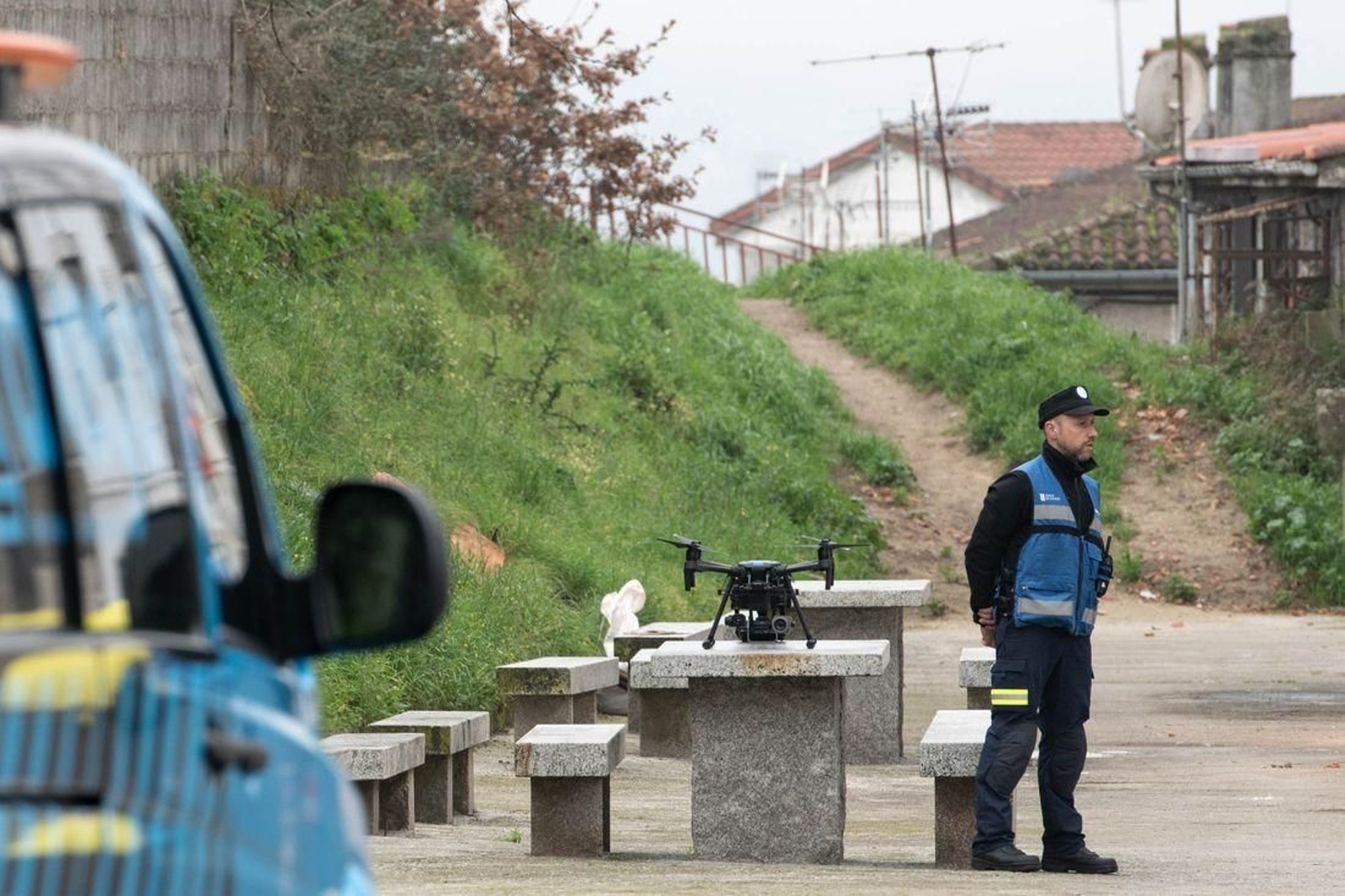 Un técnico de la Axega, junto al dron utilizado el pasado día 12 para buscar a la joven en Covadonga. (Foto: Óscar Pinal)