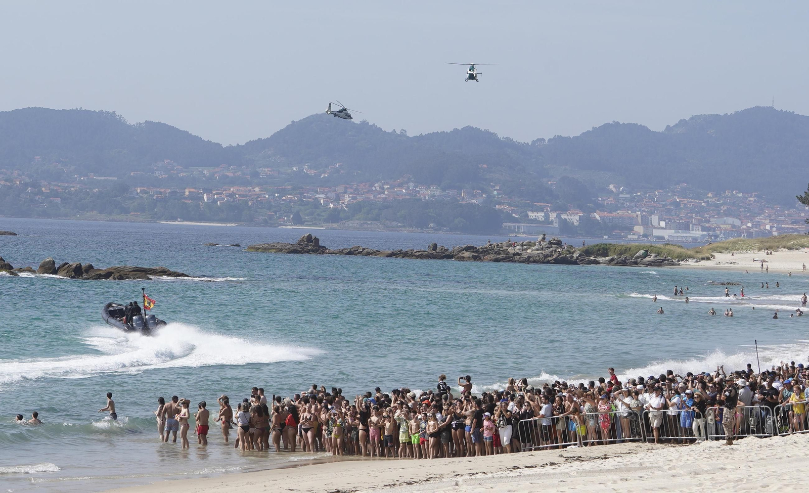 Galería | Felipe VI participa en la revista naval y presencia la exhibición de militares en Samil