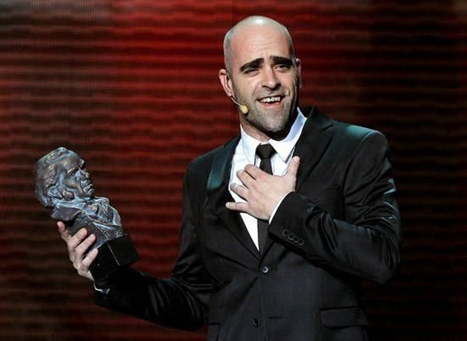 El actor Luis Tosar momentos antes de entregar el premio Goya a la mejor canción original durante la ceremonia de entrega. Foto: EFE
