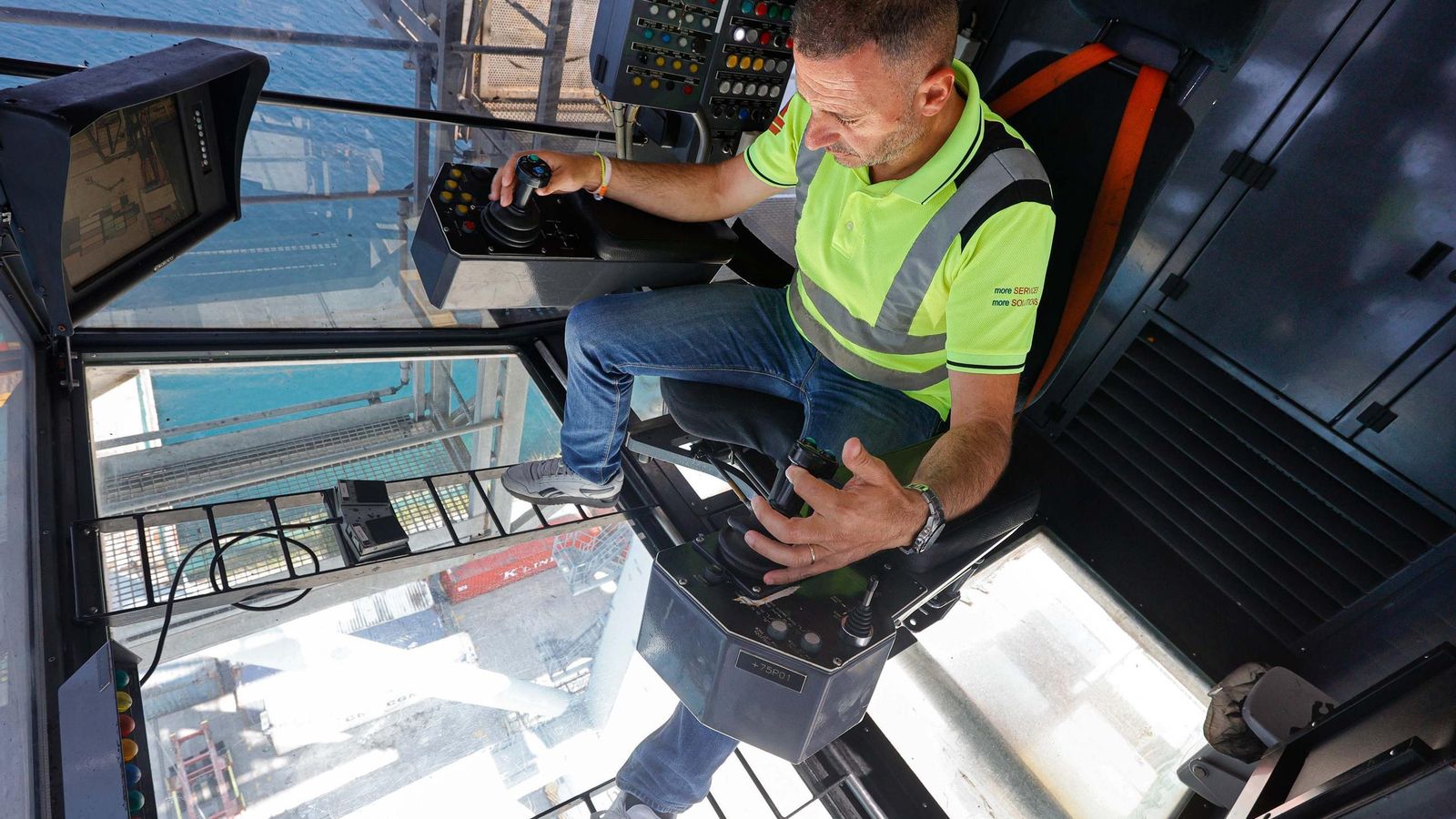 Galería | Una supergrúa de 110 metros se instala en Guixar