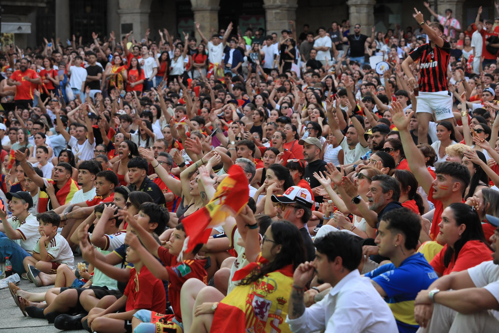 Galería | Ambiente y expectación en las terrazas de Ourense para disfrutar del partido de la selección española ante Portugal , en fotos