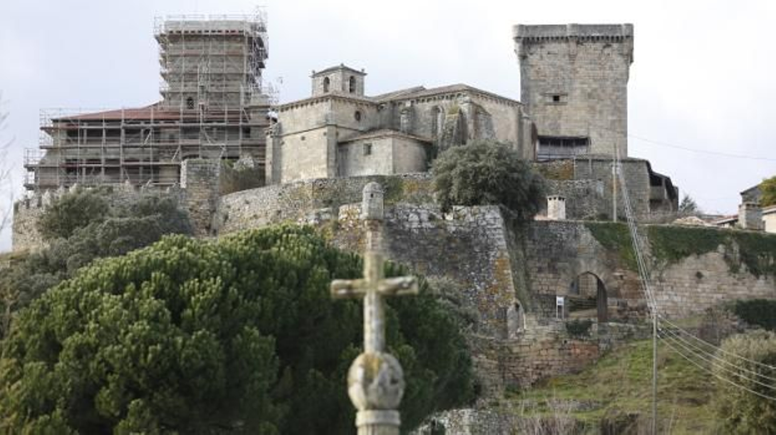 Imagen de la fortaleza de Monterrei en plenas obras de rehabilitación (XESÚS FARIÑAS)