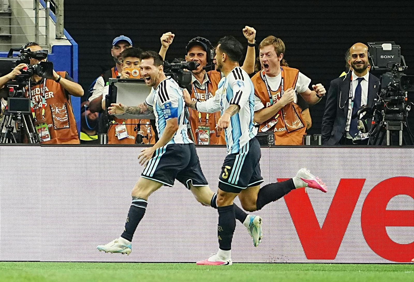 Messi, y los periodistas que cubren el partido, celebran uno de los goles marcados ayer ante Austria.