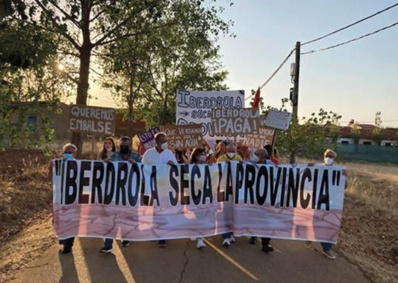Caminata reivindicativa en Palacios del Pan (Zamora) contra el vaciado de embalses, ayer.