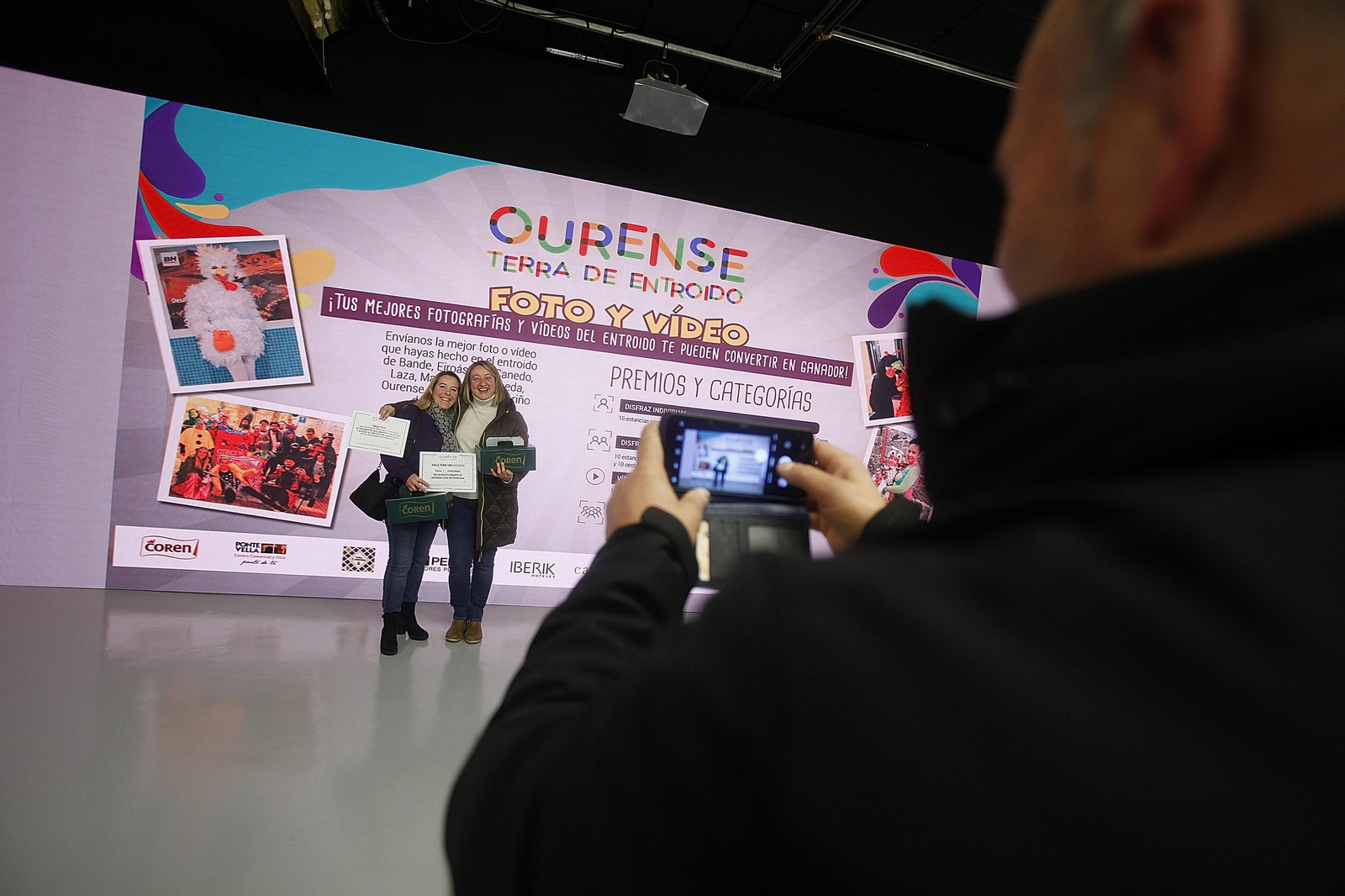 Foto de los ganadores del concurso de Entroido de La Región, en el plató de Telemiño.