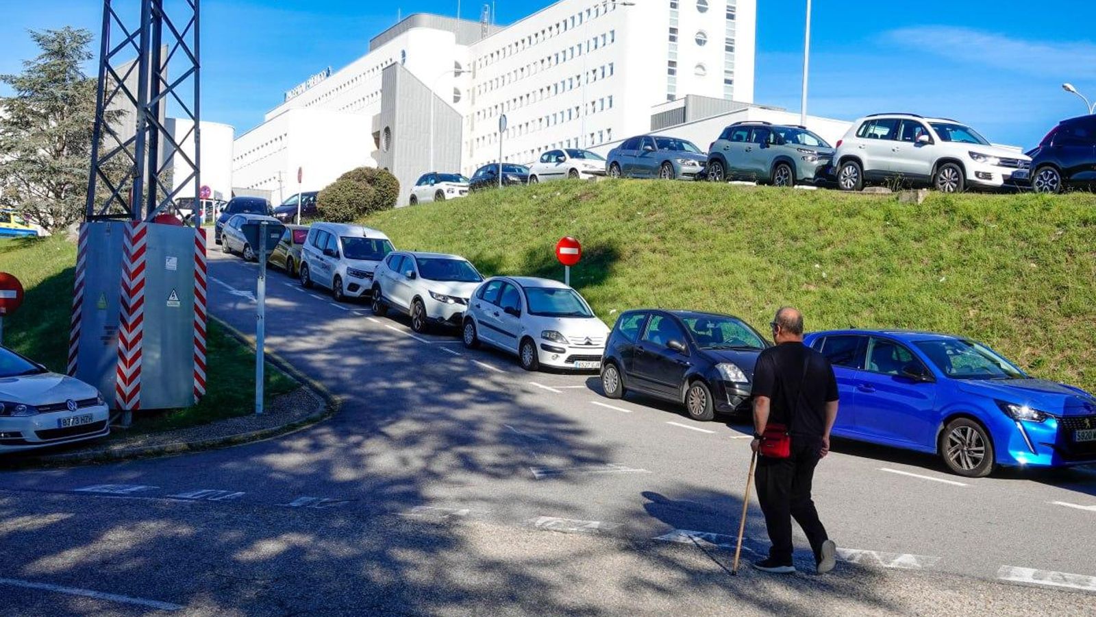 Peatón con bastón cruzando sin paso de cebra para ir al hospital Meixoeiro