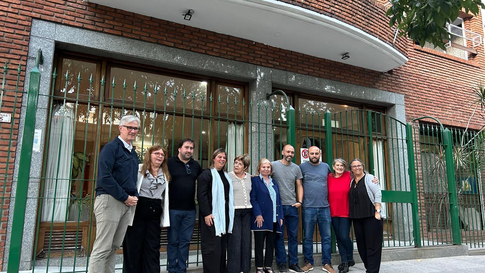 La delegación asturiana a las puertas de la Residencia Tinetense