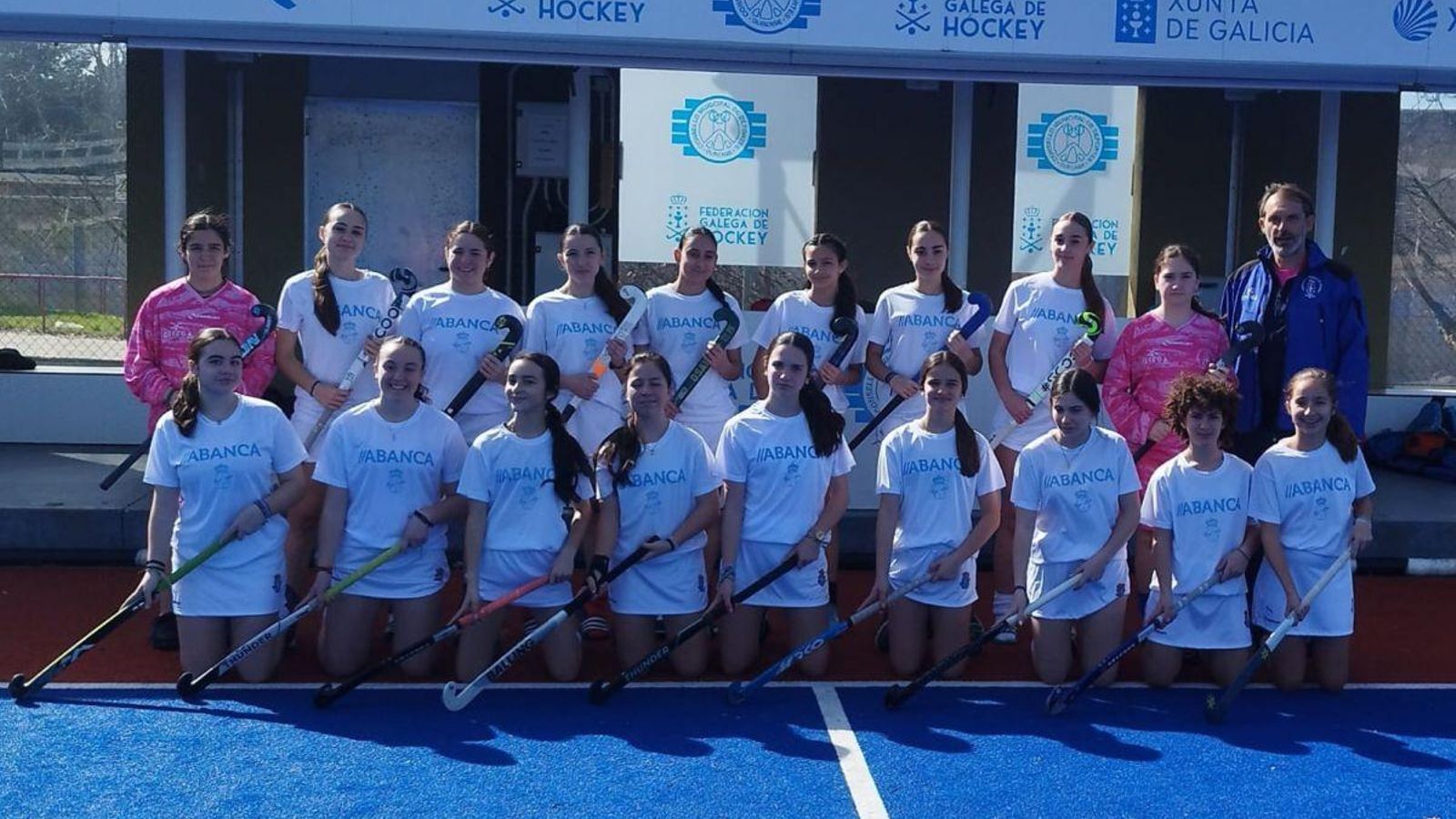Las jugadoras y el seleccionador del combinado gallego sub-16 femenino que afronta el Nacional