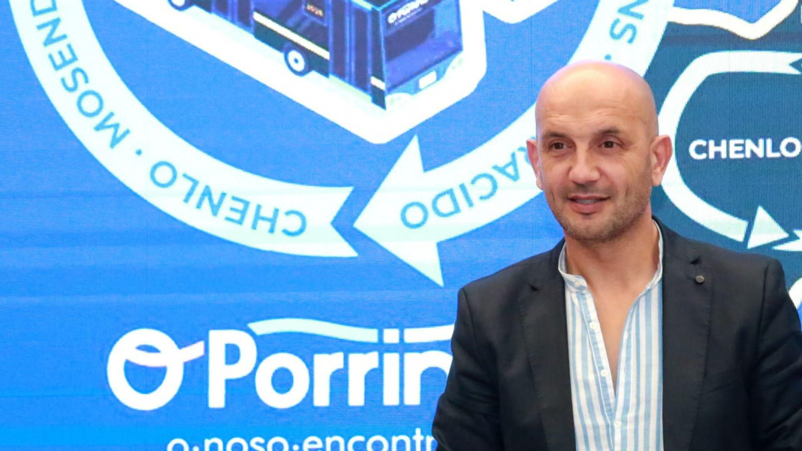 El alcalde, Alejandro Lorenzo, presentando la propuesta en la sala de prensa del Concello do Porriiño.