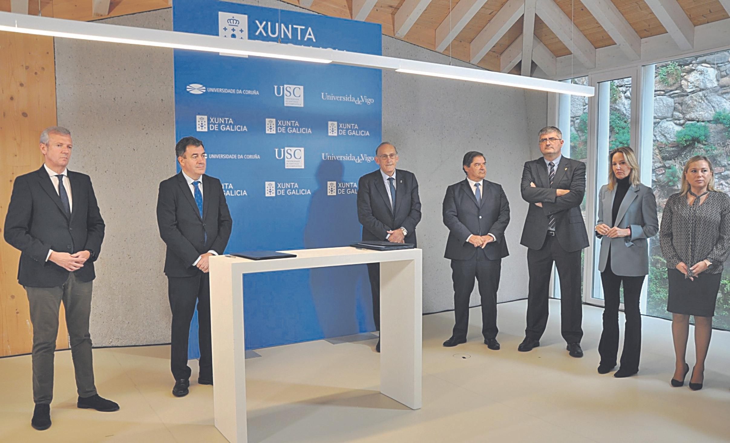 Alfonso Rueda, presidente de la Xunta, junto a los tres rectores de las universidades gallegas.