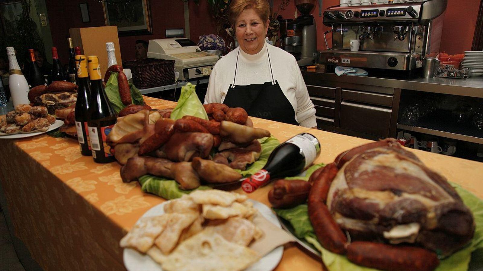Ingredientes para la cachucha del domingo de Piñata en O Carballiño, la última fiesta gastronómica del Entroido.