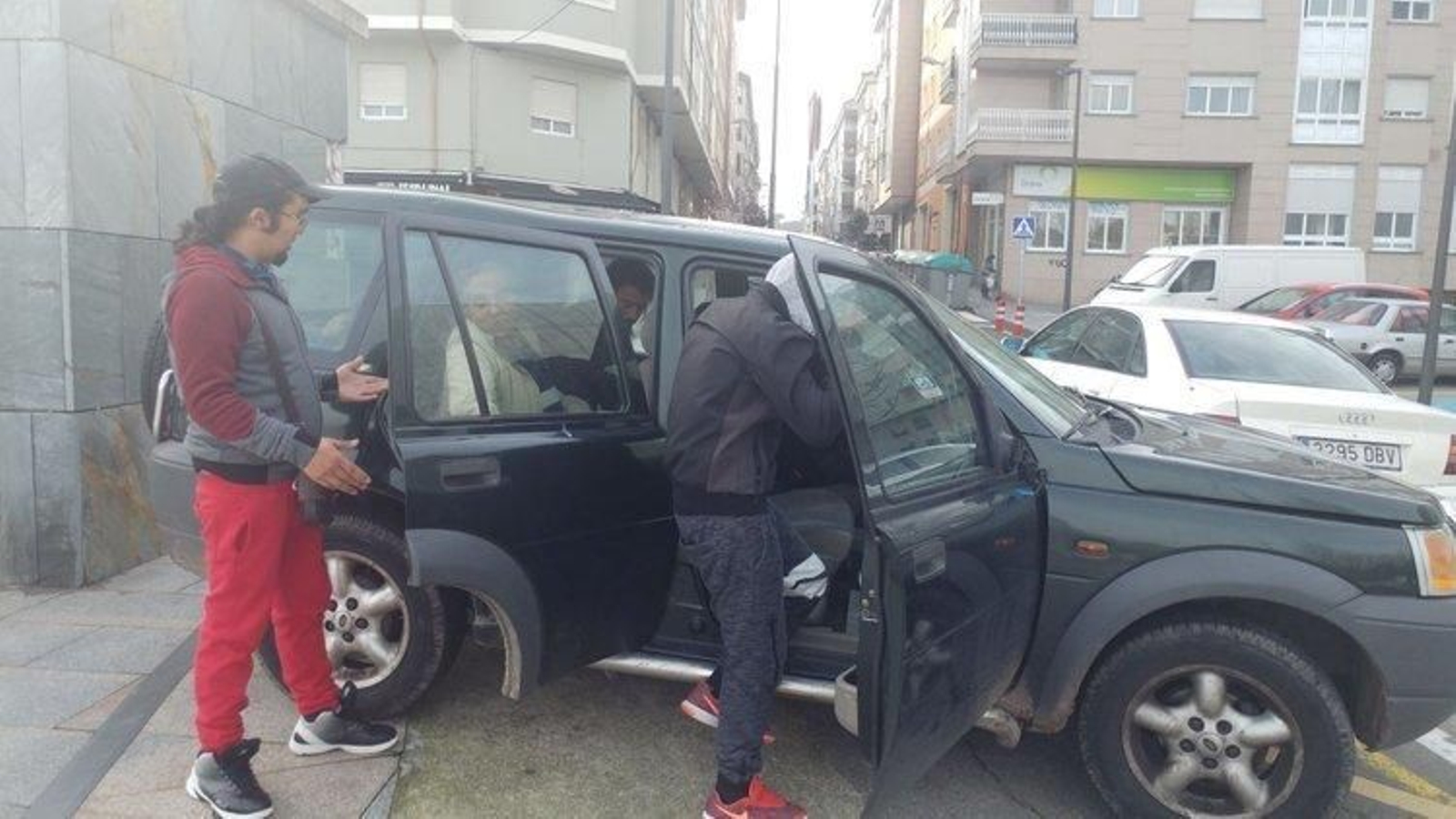 Miembros del clan procesado el día en que acudieron al juzgado a declarar.