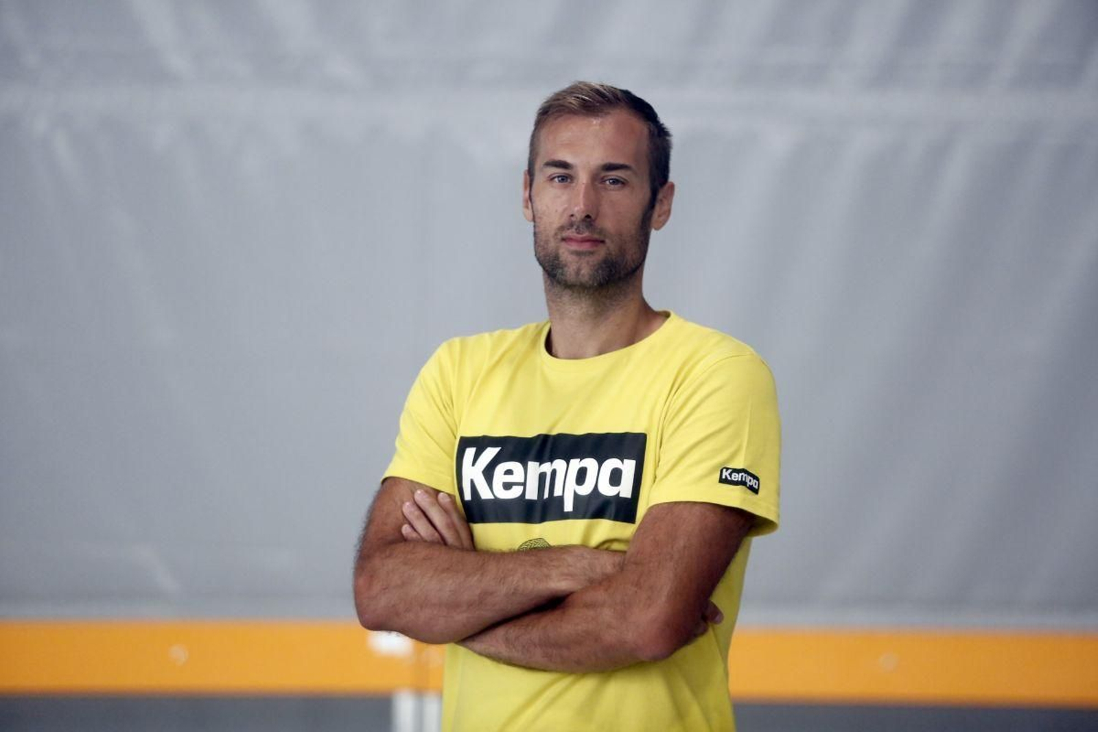 Davor Cutura lleva décadas afincado en Pontevedra y conoce el balonmano gallego.