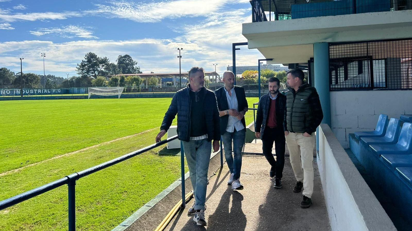 La semana pasada se escenificó la aprobación del cambio de césped con el alcalde Alejandro Lorenzo (2º, i.).