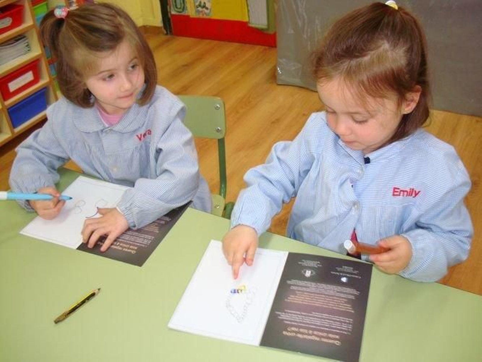 Dúas alumnas do CEIP Julio Gurriarán Canalejas de O Barco.