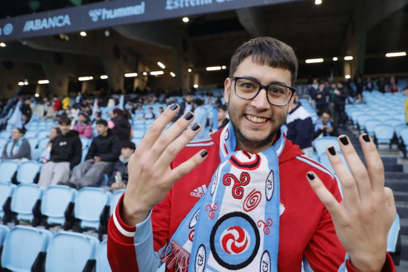 Galería | La afición del Celta saca las uñas contra la homofobia