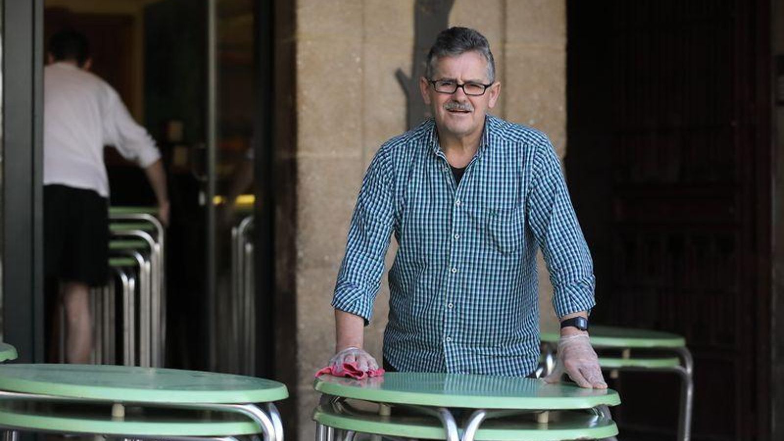 OURENSE 10/05/2020.- Historias del coronavirus. Emilio Estévez, 38 años al frente del Druida en la Plaza Mayor.José Paz