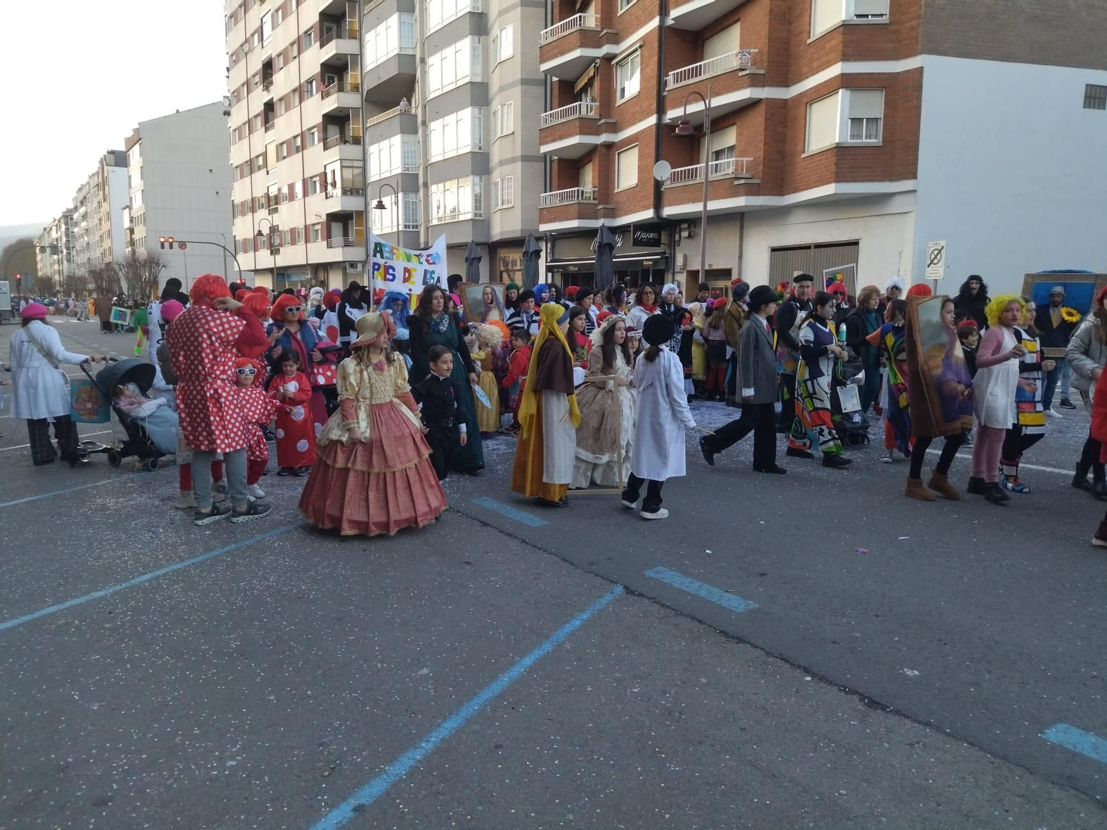 Galería | Música, paparota y mucho colorido en la comarca de Valdeorras durante su Martes de Entroido