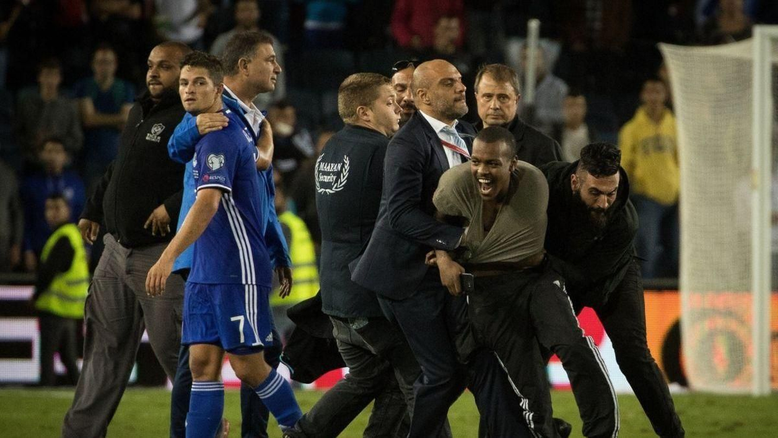 Seguridad y policía israelí contienen a unos espontáneos en un Israel-España de 2017.