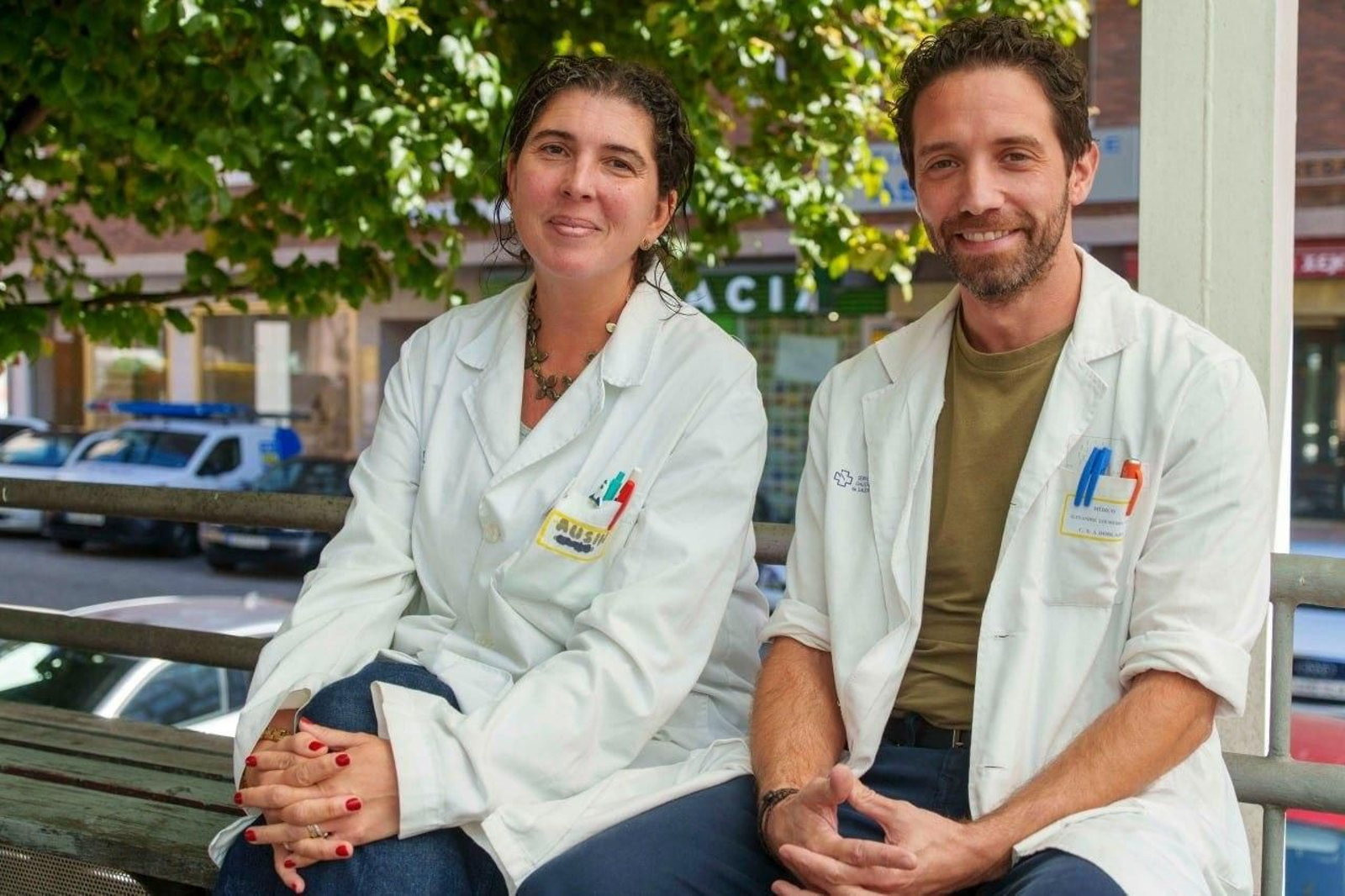 Los médicos de familia del centro de salud de A Doblada, Elisa Ausín y Alexandre Loureiro.
