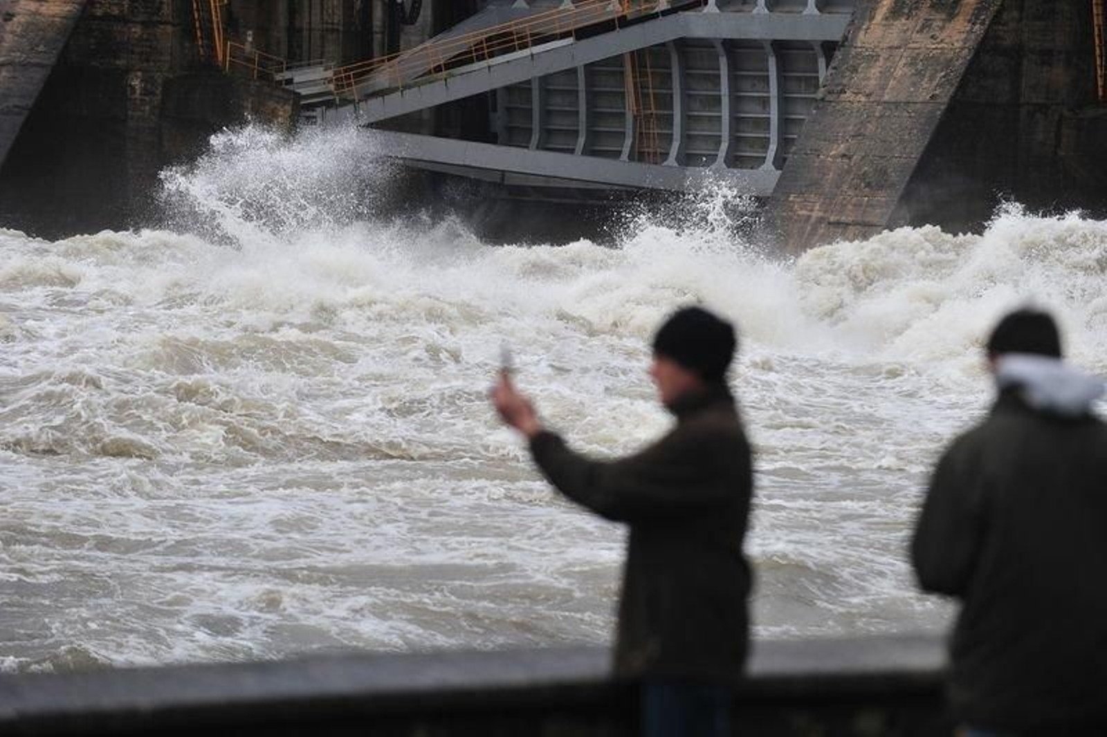 La gente observa el temporal en Oira.