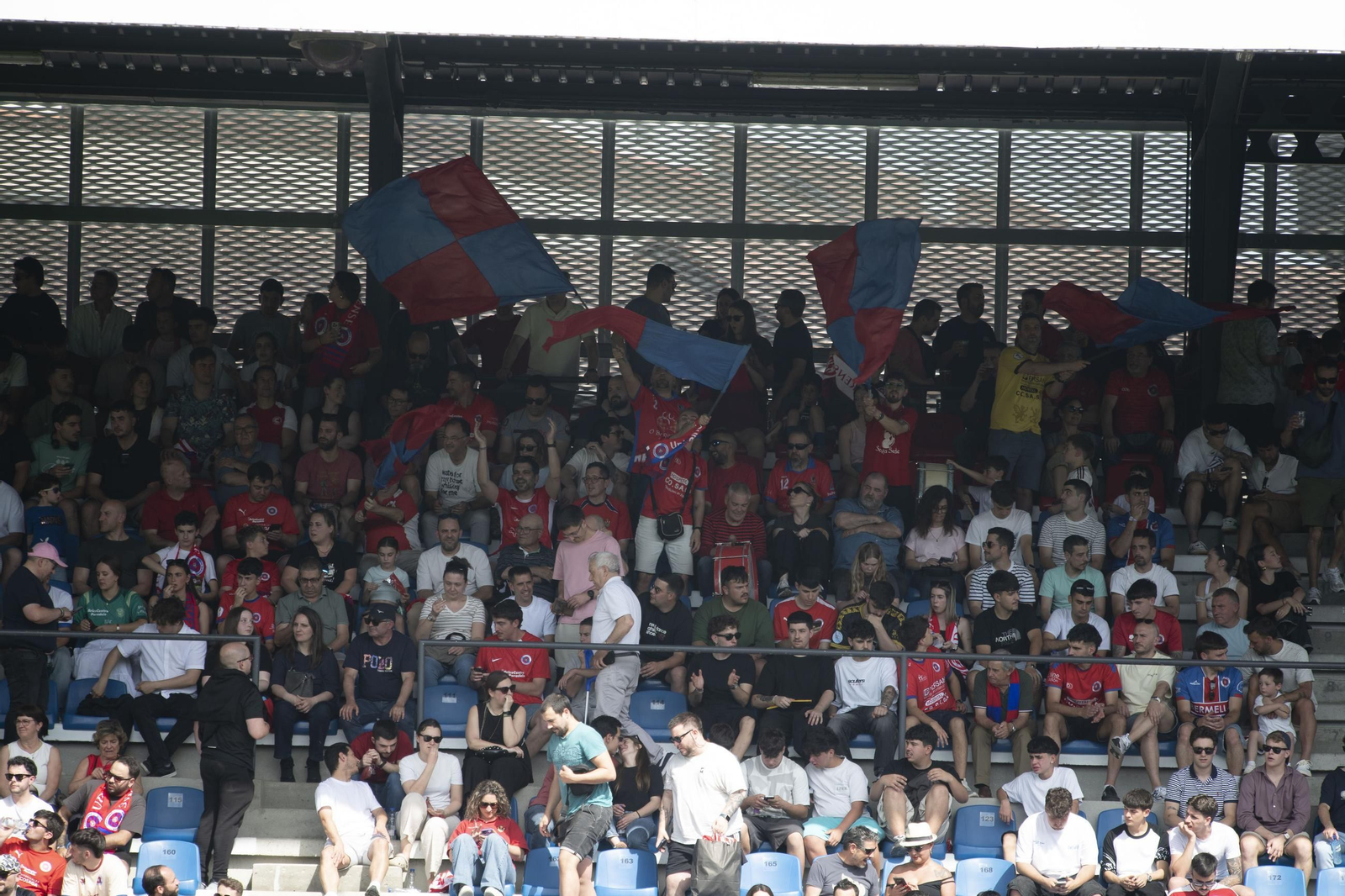 Galería | La UD Ourense quiere llegar a Primera Federación y la afición se vuelca con el equipo en O Couto