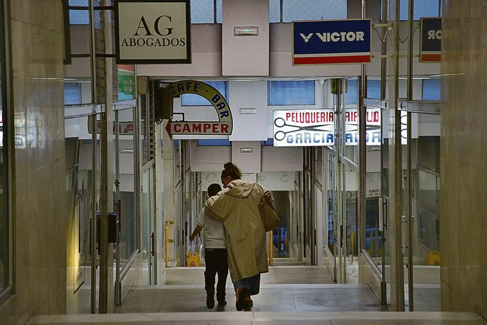 Una madre con su hijo recorren las Galerías Roma que comunican la calle Doctor Fleming con Progreso.