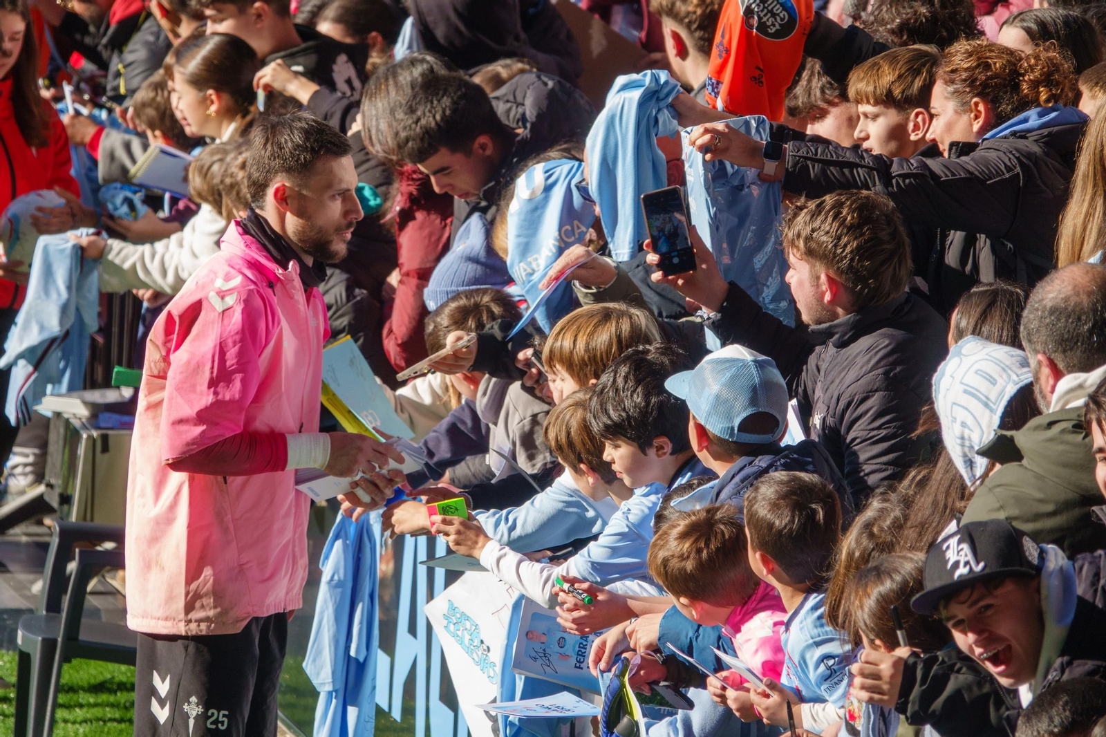 Galería | Regalo de Reyes del Celta a los niños en Balaídos
