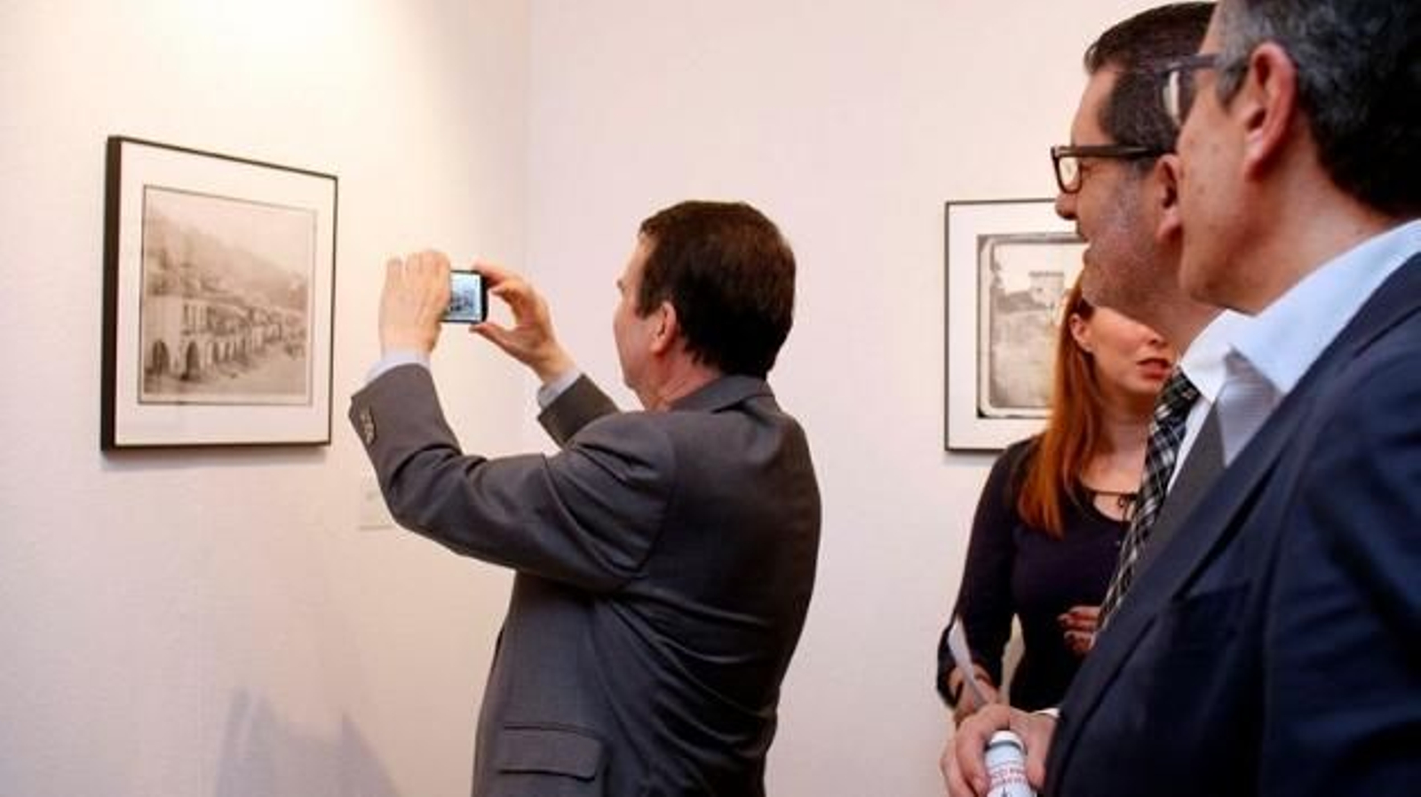 El alcalde fotografiando una imagen (JV LANDÍN)