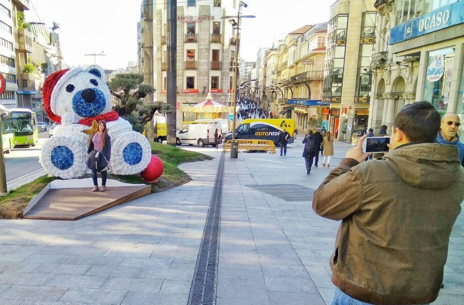 El oso navideño despertó aún ayer el interés de los viandantes que se paran a hacerse fotos con él.