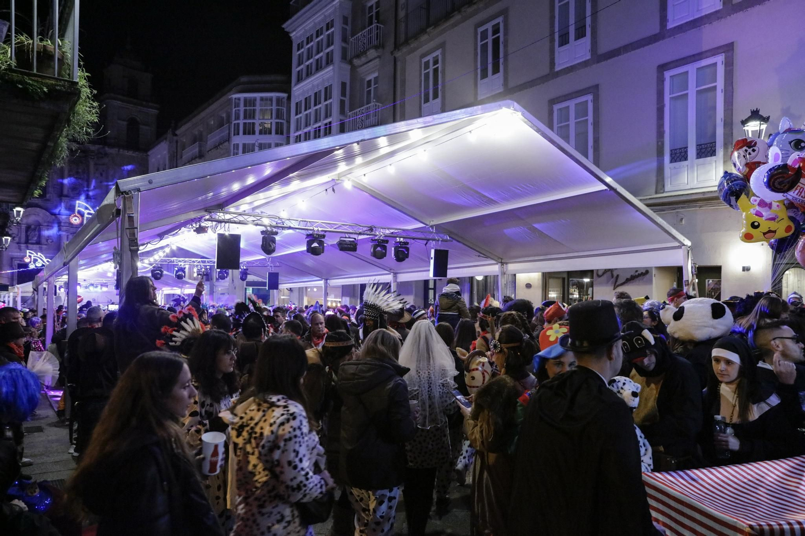Galería | La ciudad respira Entroido en todas sus calles a la espera del desfile