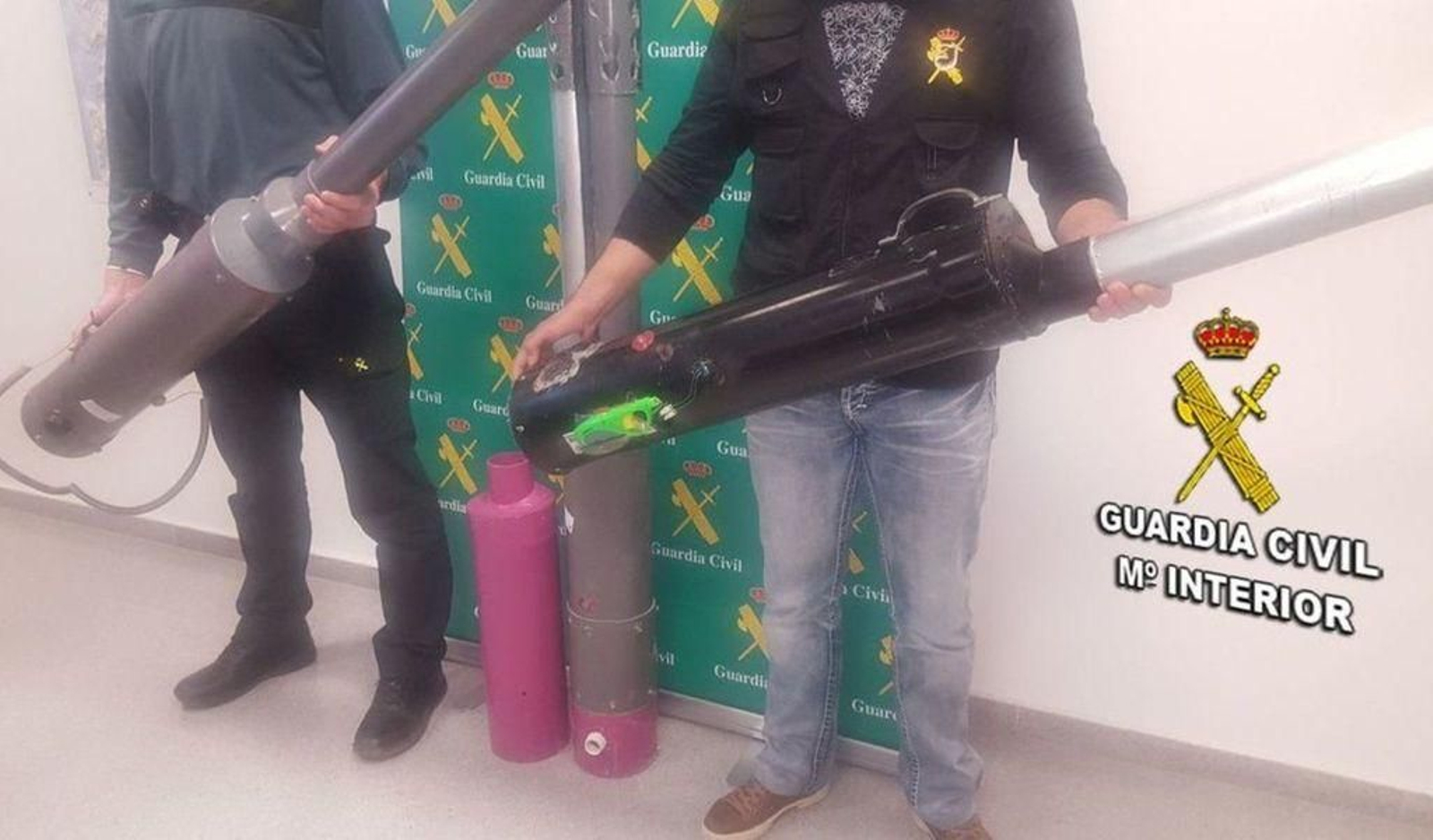 Imagen de dos de los artefactos intervenidos en la casa del acusado.