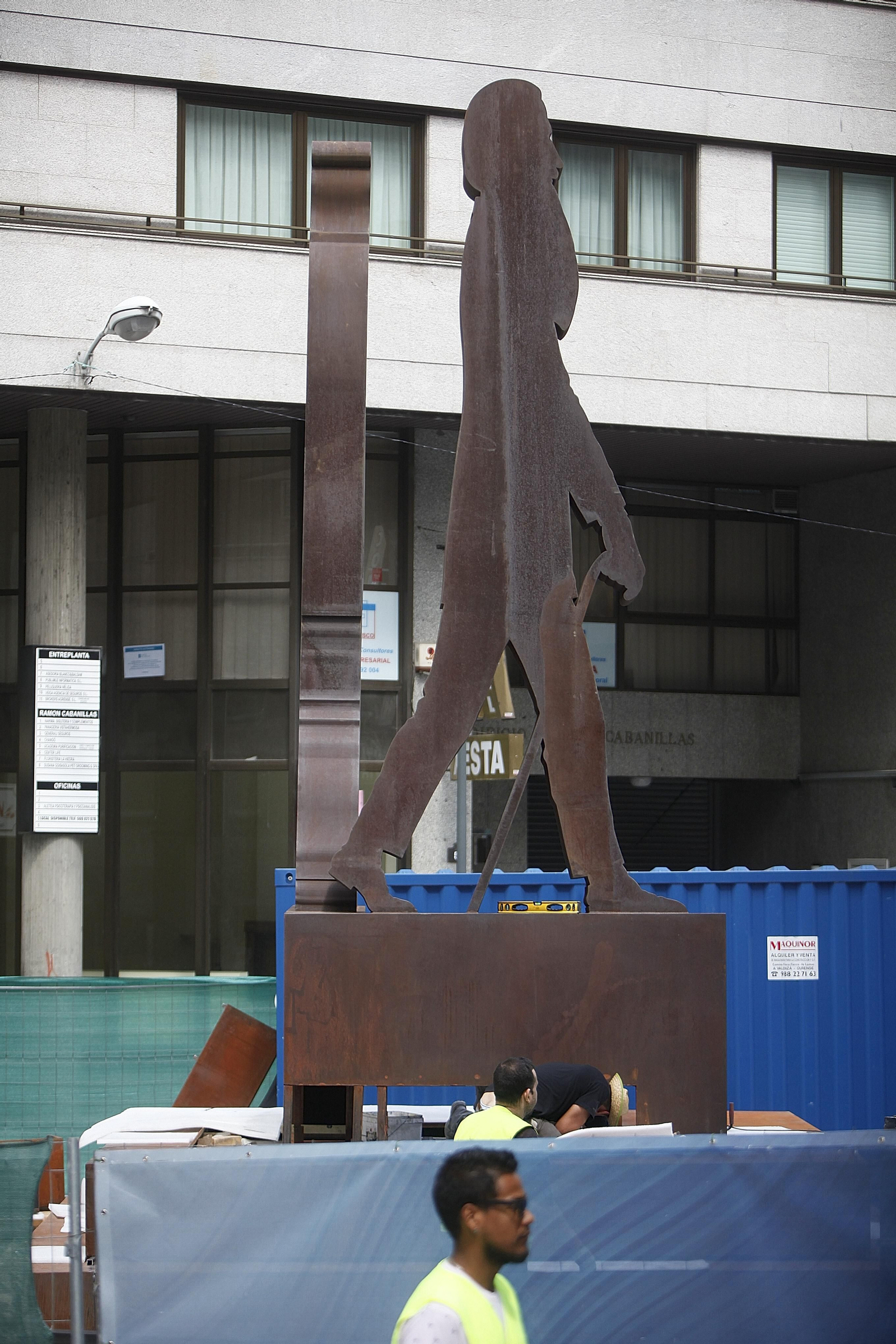 La instalación de la estatua de Los Ramones
