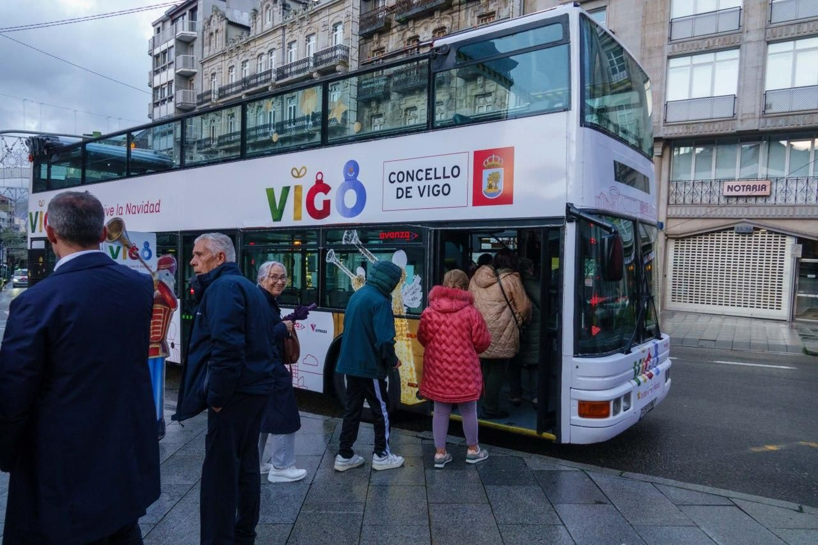 Los viajeros del primer trayecto del Nadal Bus subiendo ayer al vehículo.