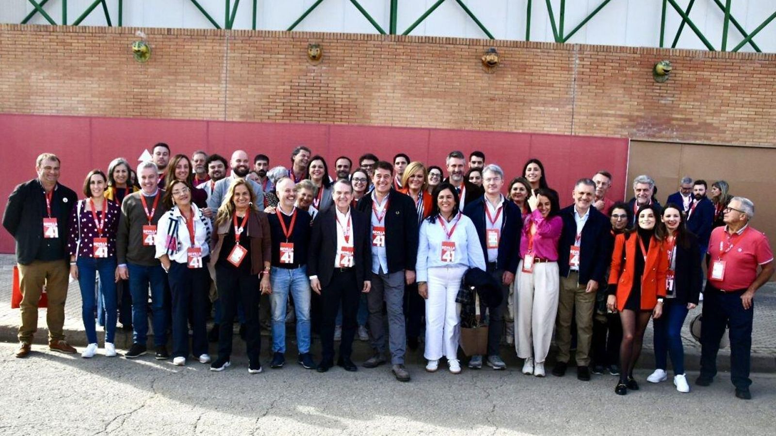 Foto de familia en Sevilla de la delegación socialista provincial.