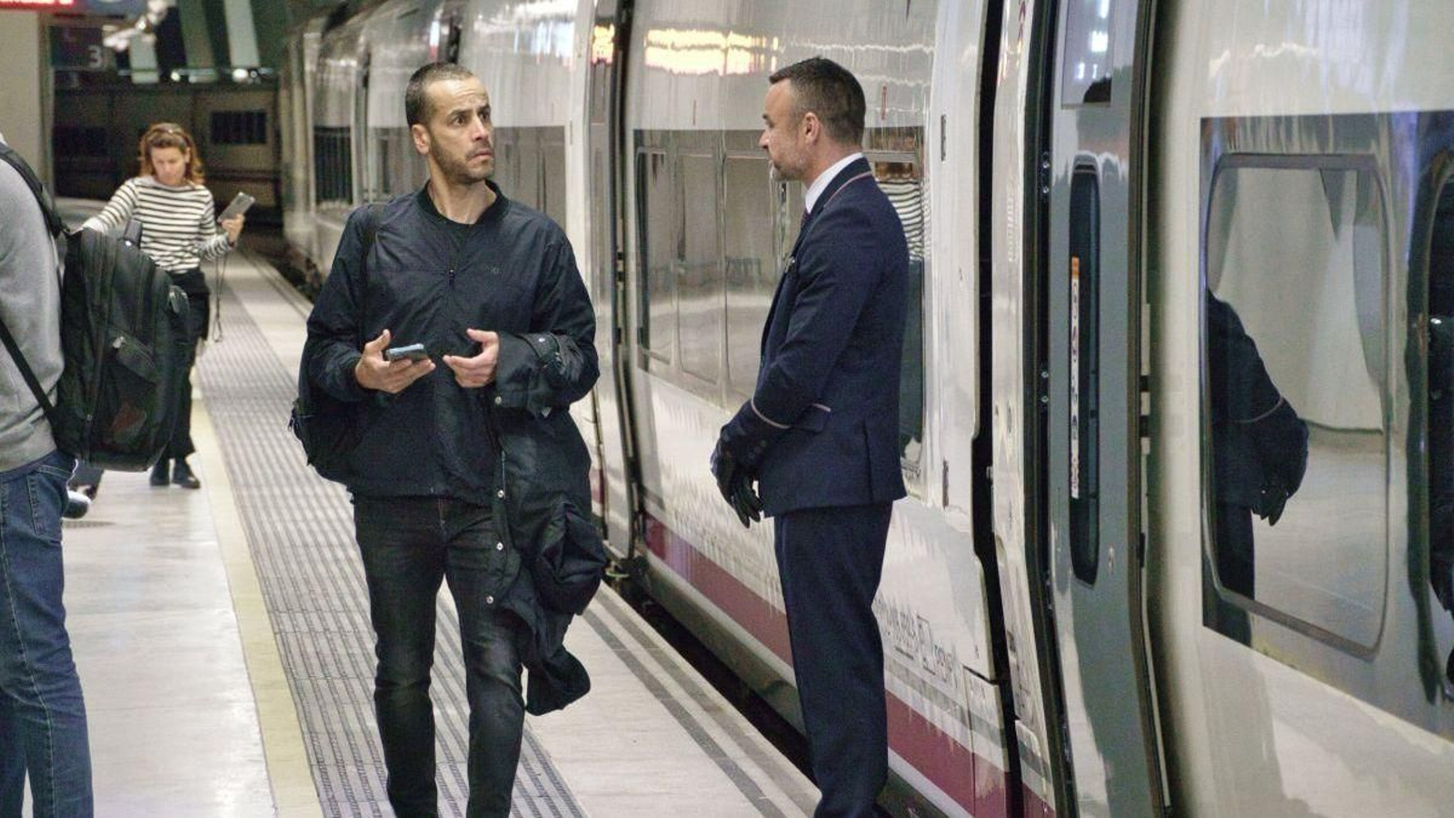 Un usuario busca su vagón en un tren de alta velocidad en la estación de Urzaiz.