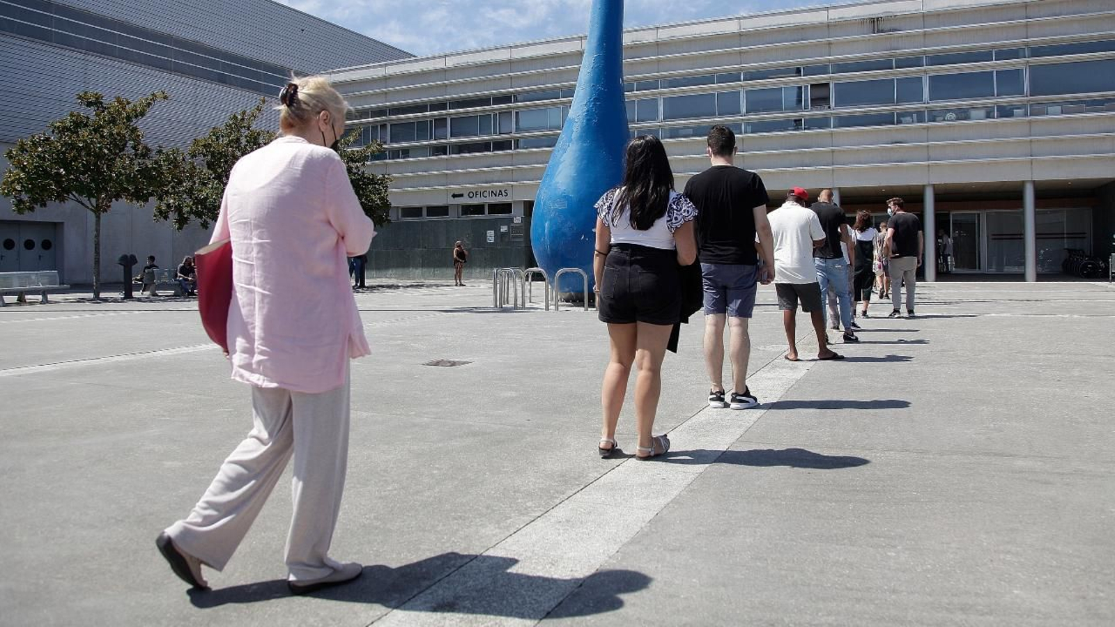 Colas en Expourense, espacio en el que se lleva a cabo la vacunación en Ourense. MIGUEL ÁNGEL