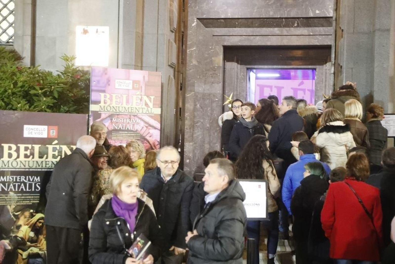 Los turistas invaden Vigo en el Puente216