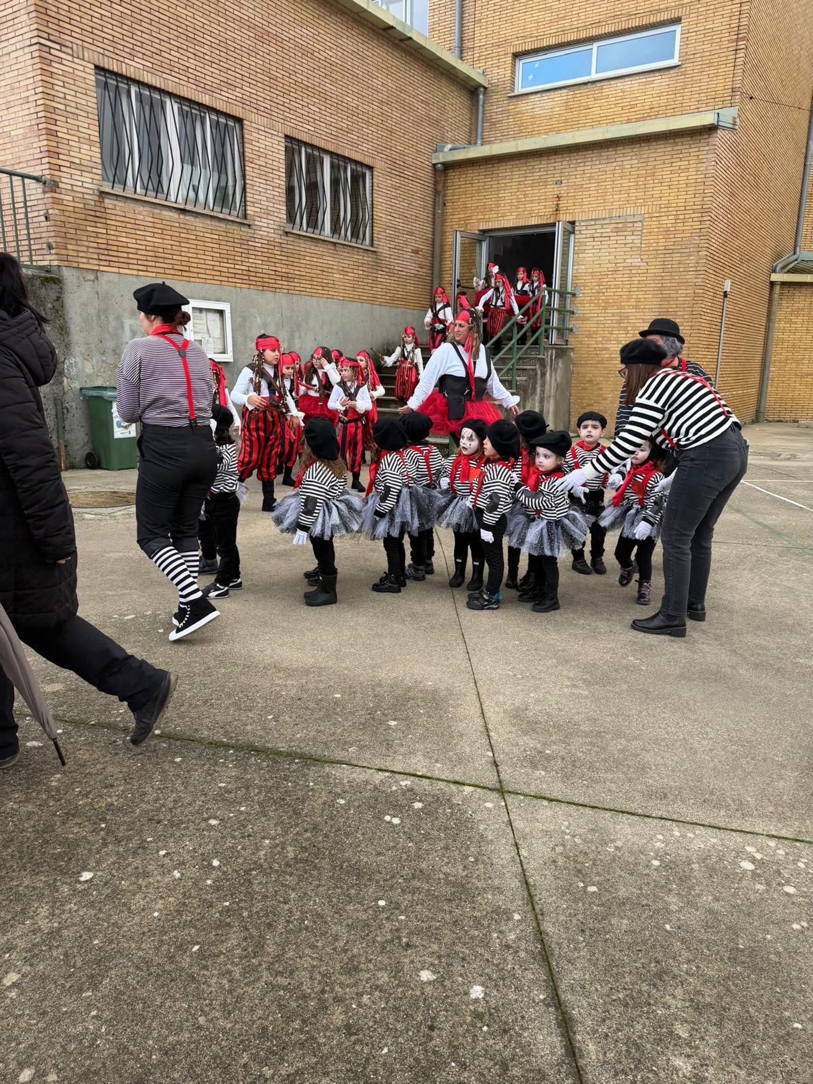 Galería | Los niños llenan de color las calles de Viana do Bolo por el Día de Comadres y Compadres