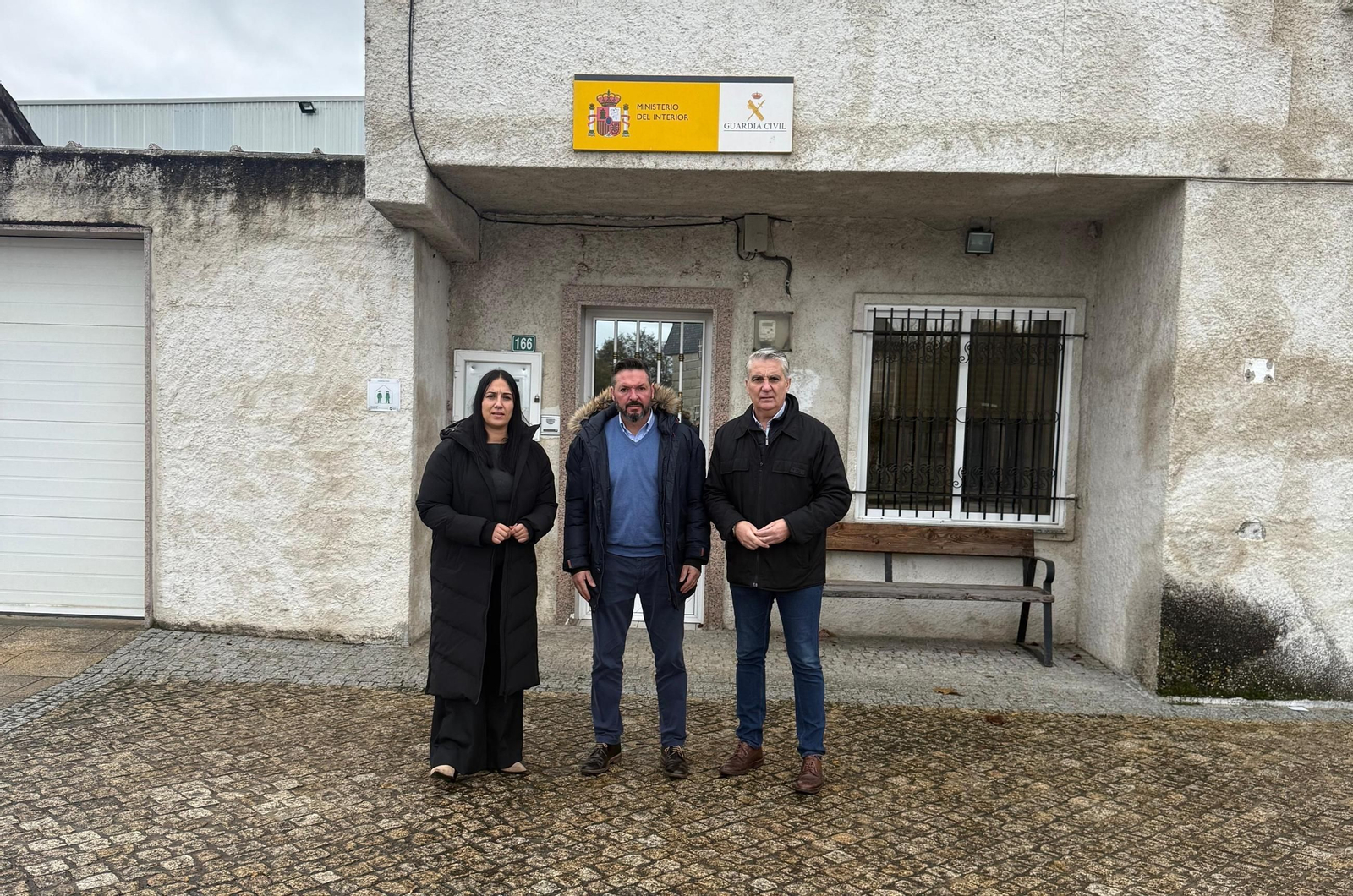 Cristina Campero y Miguel Ángel Viso, co alcalde de Trasmiras, Emilio José Pazos, delante del cuartel de Trasmiras.