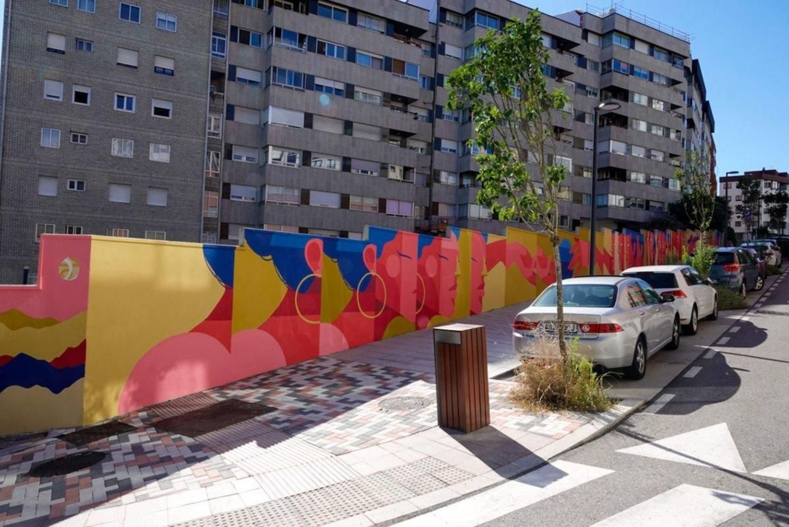 El artista sevillano finalizó su obra tras seis días de trabajo, invitando a los vecinos a interpretar su significado.