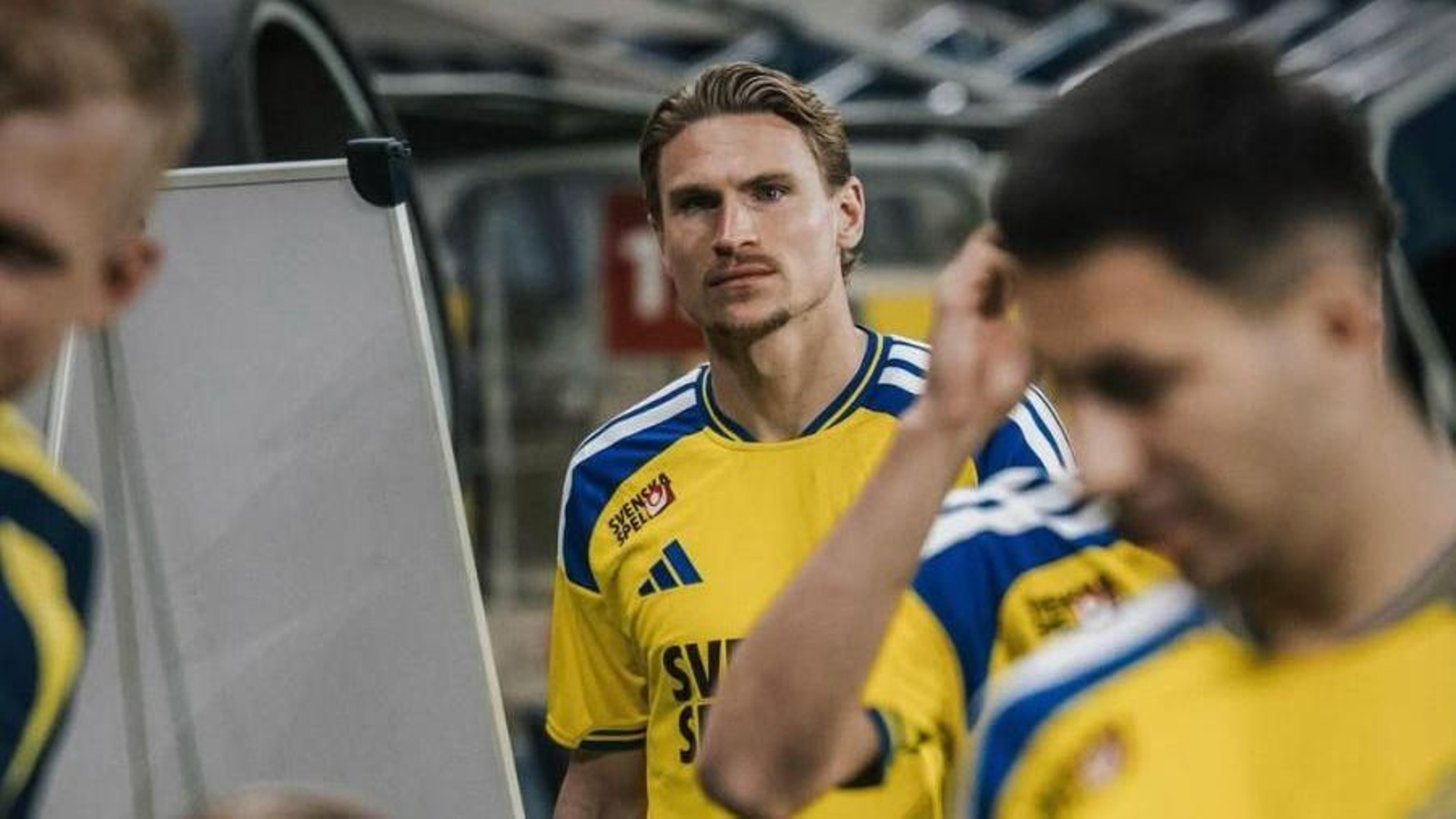 Dos bajas en el centro de la defensa y su gran desempeño ante Ucrania llevan a Starfelt a ser protagonista hoy.