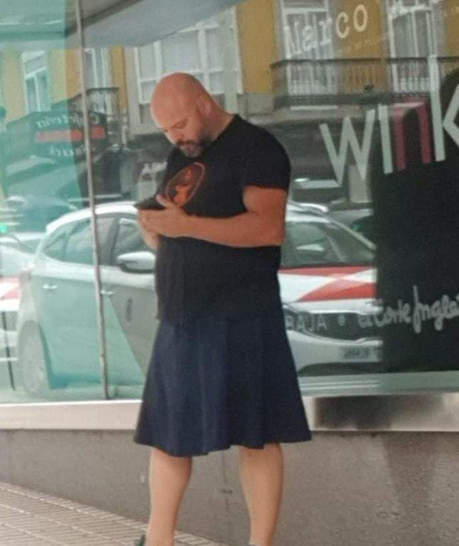 Otro taxista se atreve con la falda para aliviar el calor