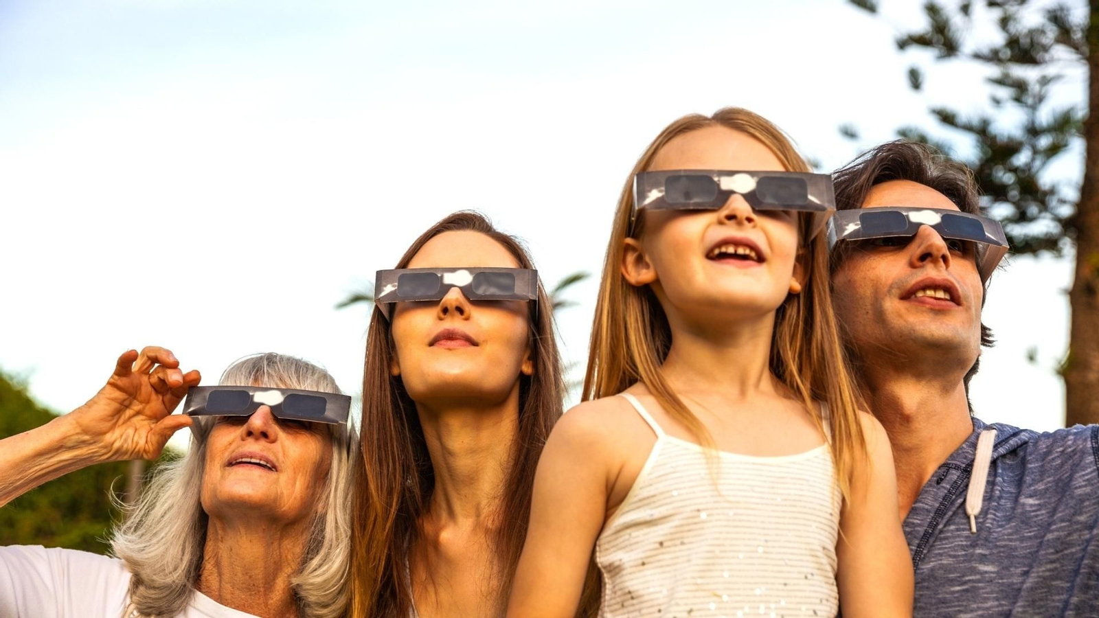Una familia observa un eclipse solar.