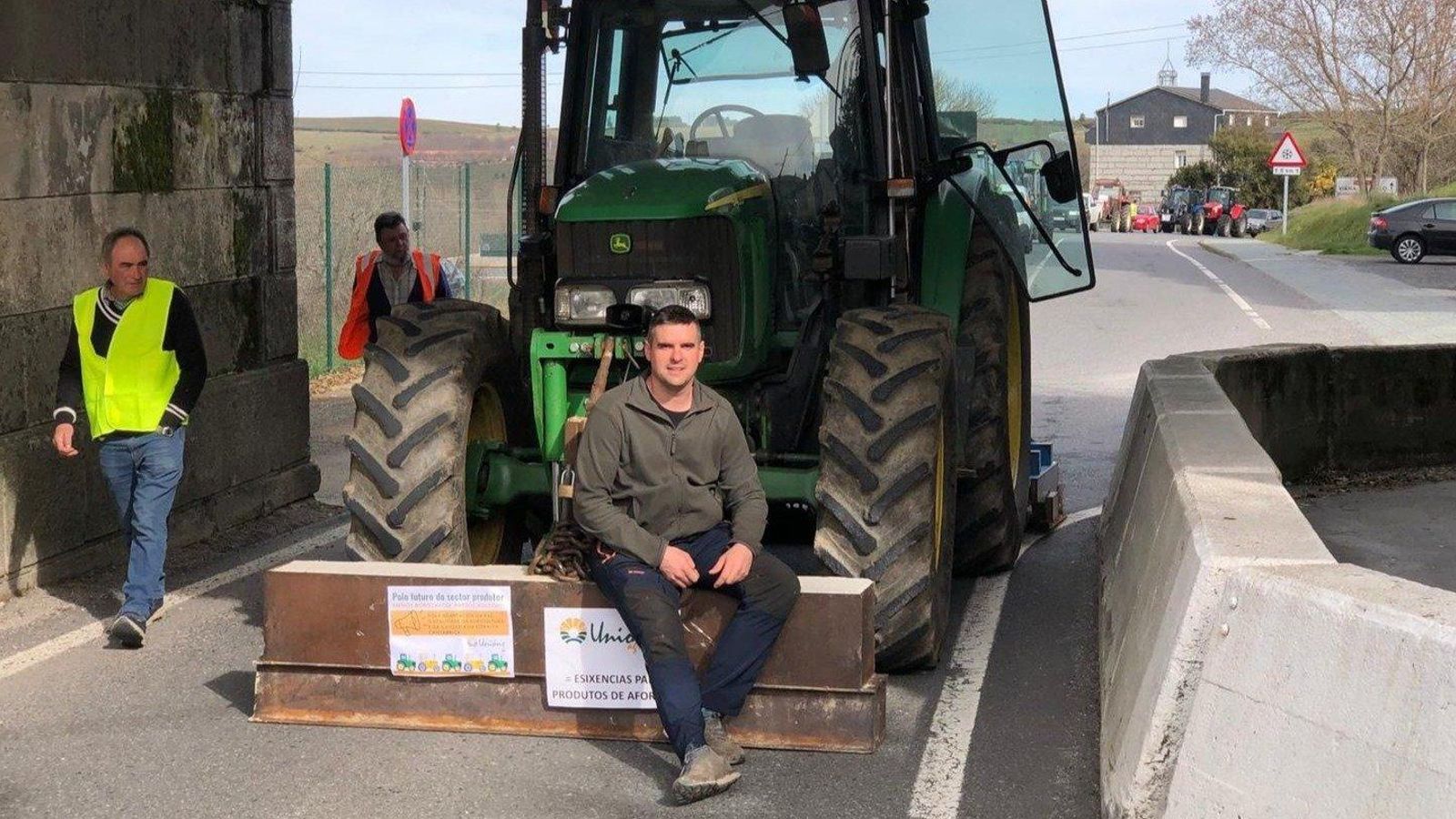 Alejandro Herrera, ganadeiro de Punxeiro, Viana do Bolo, 32 anos (celebra o seu cumpleanos nesta manifestación). “Queremos a eliminación do cuaderno dixital.Unha pac xusta sen tantos recortes nin tantas obligacions.Un mercado unico valorando os productos locais e nacionais principalmente sin meter productos de outros paises que non pasan apenas ningun tipo de control.Que valoren os agricultores e gandeiros realmente polo traballo que facemos.Queremos unhes precios xustos polos nosos productos E principalmente para que o rural teña un futuuro e poidamos seguir adiante”.